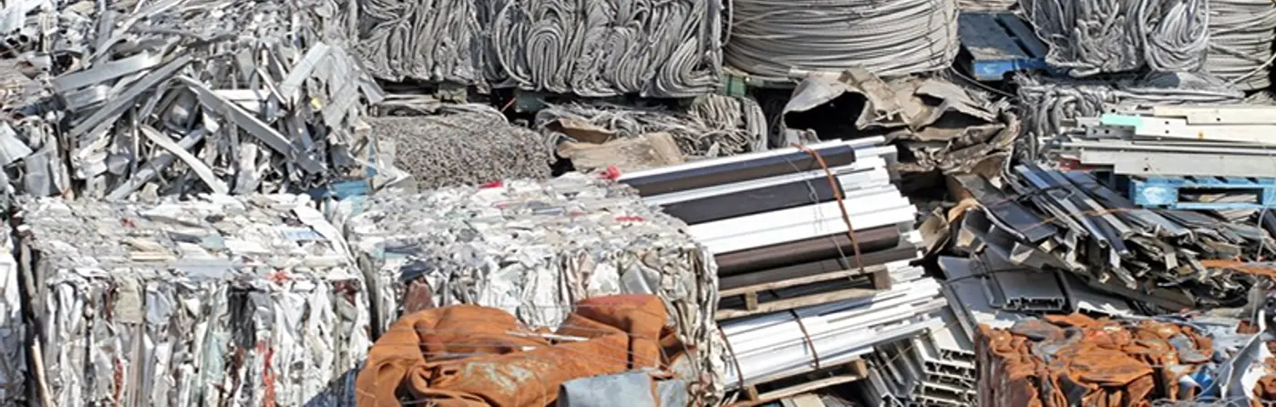 Cảnh thu mua phế liệu tại bãi tập kết